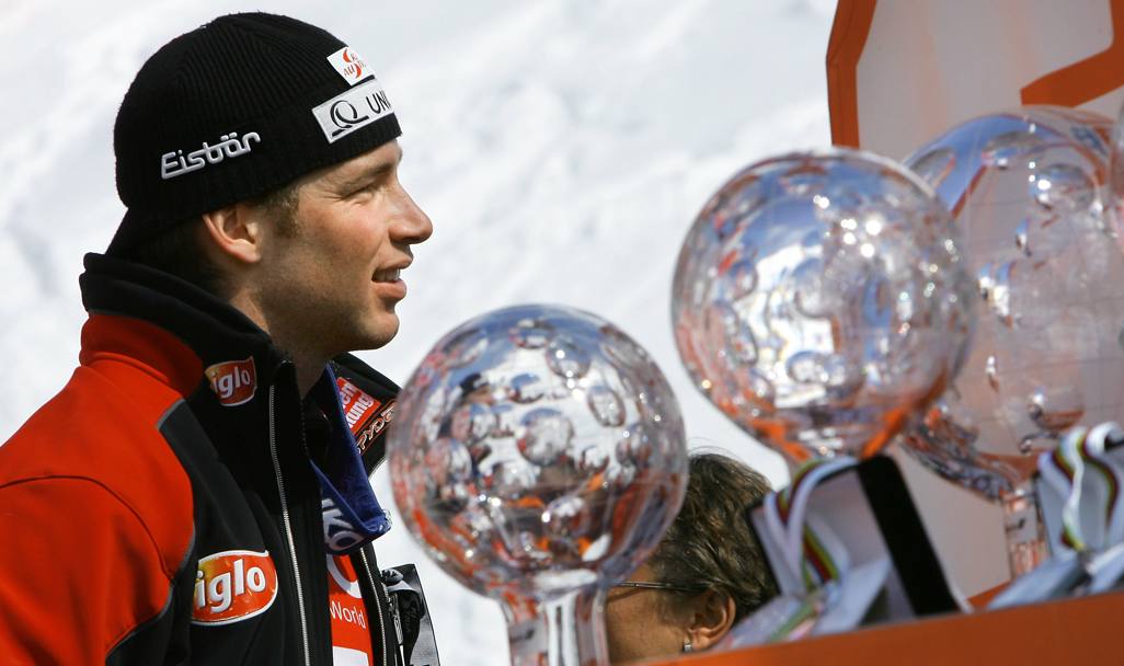Raich con le coppe di cristallo di slalom e gigante vinte nel 2005. 